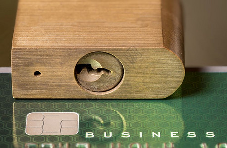 商业信用卡上以片芯为焦点的公用信卡挂锁的概念或使用挂锁冻结图片
