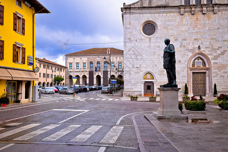 civdalefriu广场和教堂的风景意大利filuvenzagul地区图片