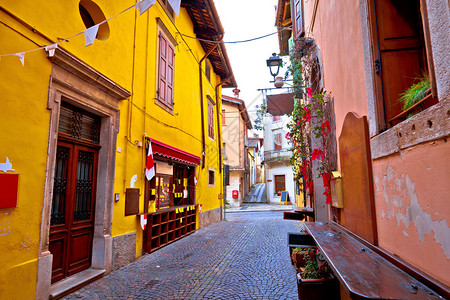 在意大利的furliVenzagul地区古城的civdalefui的奇维代尔德弗罗利的多彩混杂街道图片