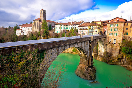 在civdalefriudec在意大利的frulivenzagul地区绿色纳蒂斯酮河上架桥图片