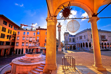 意大利古方形拱门和建筑位于意大利伊平原地区乌丁市furliVenzagul地区图片
