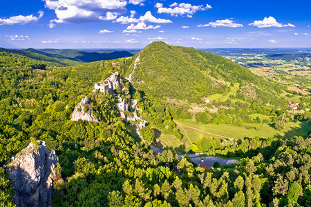 Kalnik山脊和旧堡垒毁坏了Croati的Prgoje地区空中观察图片