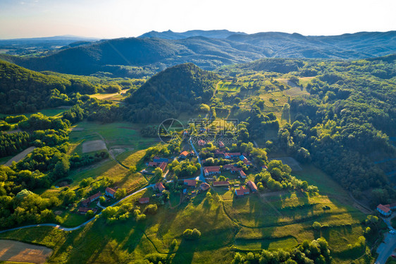 Apatovec日落空中观察山村croati的Prgoje地区Kalnik山图片