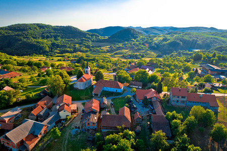 Apatovec日落空中观察山村croati的Prgoje地区Kalnik山图片