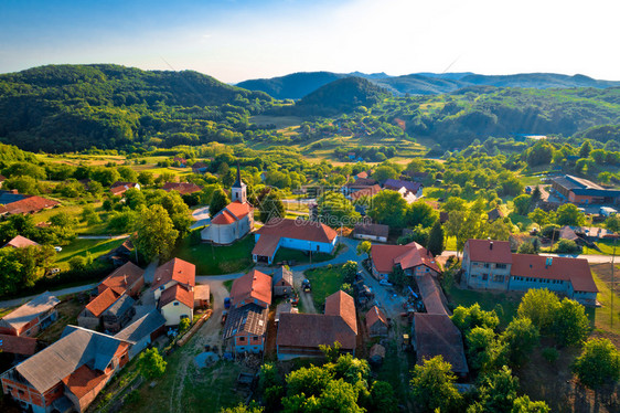 Apatovec日落空中观察山村croati的Prgoje地区Kalnik山图片