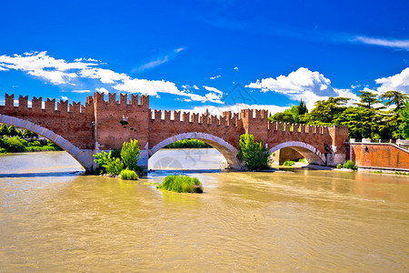 在Verona的阿迪多河上卡斯特勒韦奇奥桥意大利的Vento地区旅游目的著名标图片