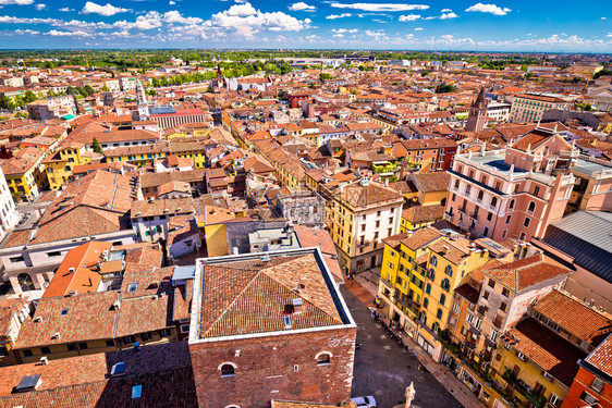 从意大利平原地区的旧城屋顶Ramberti塔起从Verona市空中观察图片
