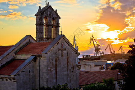 普拉石教堂和船坞起重机日落风景克罗亚州图片