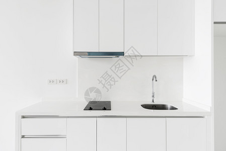 厨房室内概念用水槽和电炉灶的白柜台清洁照明电炉图片