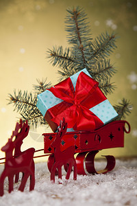 礼品盒背景上的圣诞雪橇圣诞礼物盒背景上的圣诞老人雪橇图片