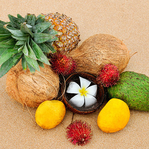 沙滩上的热带水果图片