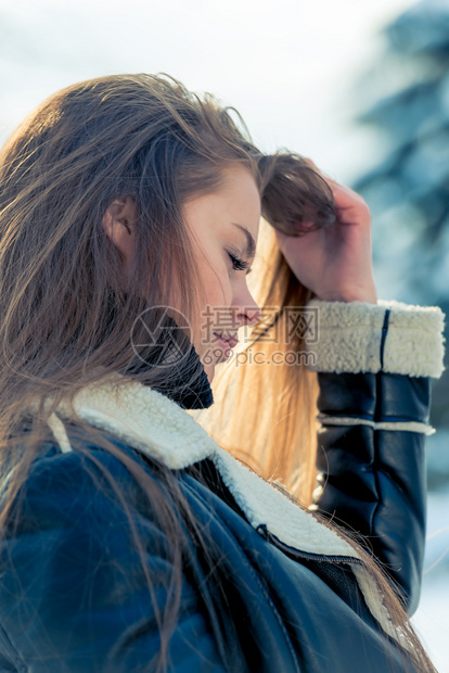 穿着紧身外套的女孩随意肖像图片