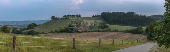 乡村道路和一栋房屋图片