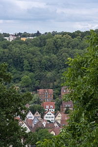 几栋德国人的房子从城市chwabisch大厅周围都是森林图片