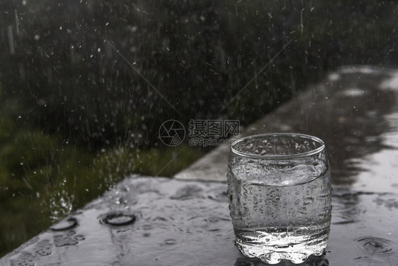 在夏天的雨中周围都是水滴图片