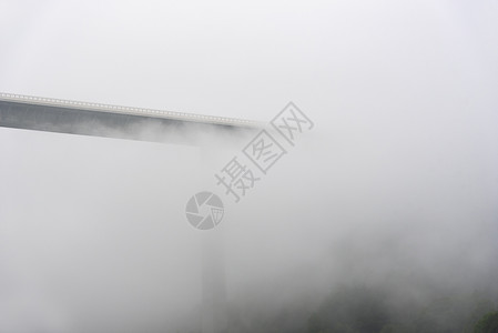 在德意志科赫塔尔布鲁克河中最高的水龙头雾地景观穿过木林山在布伦斯巴赫镇附近被雾云淹没图片