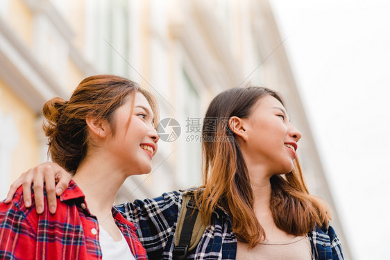 快乐的年轻女在惊人的地标度假享受传统城市的旅程图片