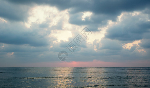 美的日落在海面上图片