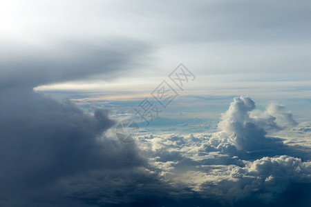 从飞机飞行的机窗口看云层图片