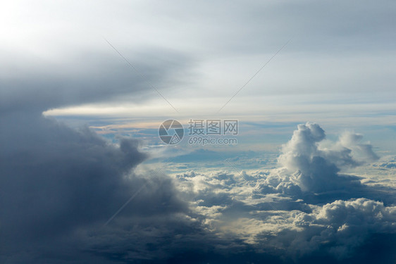 从飞机飞行的机窗口看云层图片
