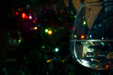 a杯水在抽象背景上带有bokeh灯光图片