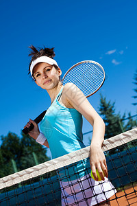 女孩打网球夏季饱和主题图片