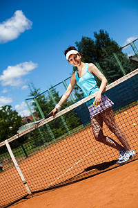 妇女打网球夏季饱和主题图片