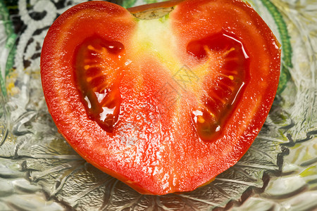成熟的红新鲜番茄切关闭背景图片