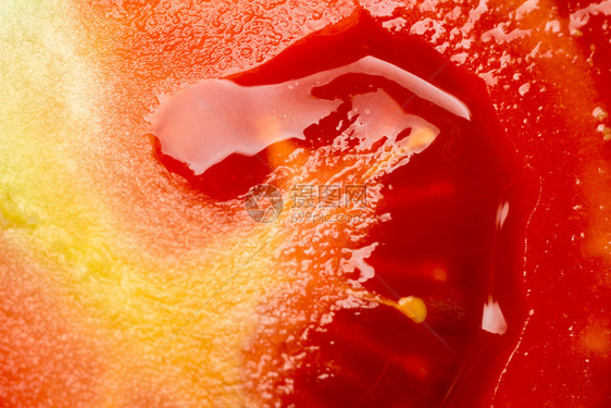 成熟的红新鲜番茄切关闭背景图片