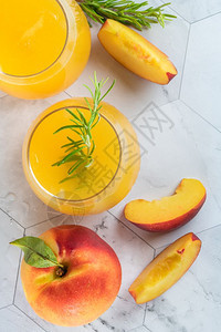 带有迷迭香的桃子果汁图片