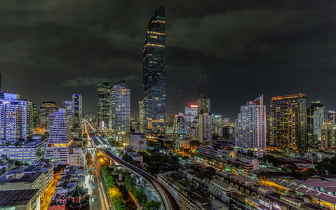 这座城市的建筑景色在bangko的空井沙松中央商业区的摩天大楼是泰国最高的建筑夜间全景图片