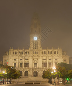 夜晚雾中的波尔图市政厅葡萄牙图片