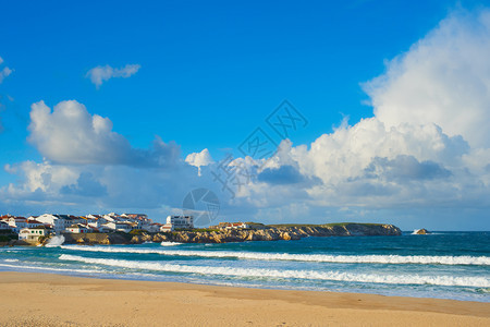 小型葡萄牙海滨镇的景象图片