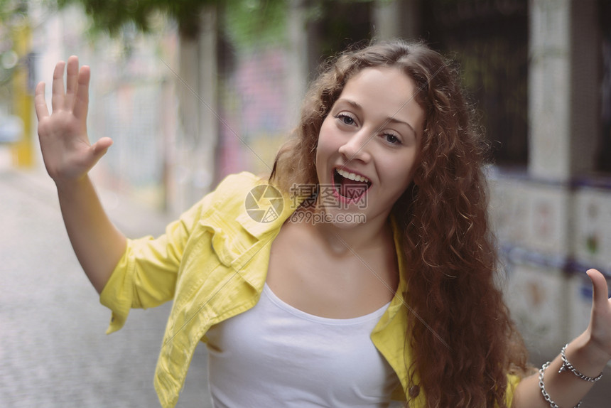 一个年轻美女在街上露天的肖像图片