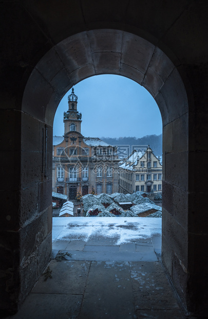 冬天的景象是建筑物和圣诞节市场上面满是雪通过隧道看到在寒冬的一天德国斯赫瓦比什大厅图片