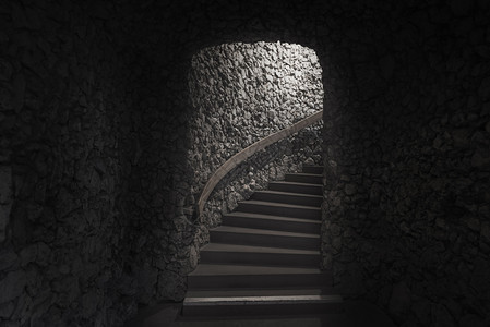 旧的黑暗地窖由小块石头和楼梯制成通往出口和光线图片