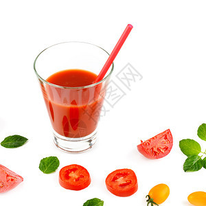 白色背景上隔离的新鲜番茄汁和西红柿平坦的露天景台免费的文字空间图片