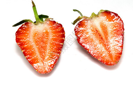 白色背景的新鲜成熟草莓关闭照片图片