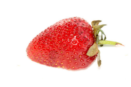 白色背景的新鲜成熟草莓关闭照片图片