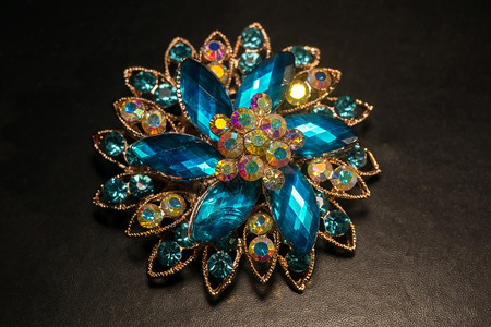 装饰型时花朵配有蓝宝石的胸针图片