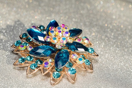装饰型时花朵配有蓝宝石的胸针背景图片