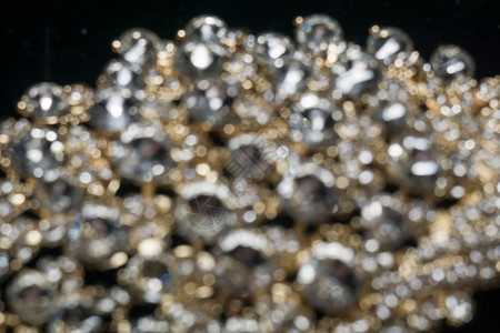 钻石皇冠钻石大小不同金首饰大小不同背景集中带有bokeh背景