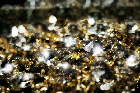 钻石大小不同金首饰大小不同背景集中带有bokeh图片