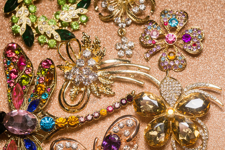 收藏了不同的金质支节装饰着葡萄石时尚珠宝图片