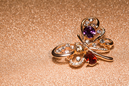 一种蝴蝶形状的胸针装饰着多彩的珠寶时尚宝图片