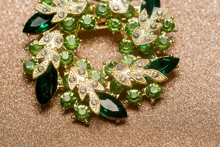 以花的形状装饰着绿色的宝石时装首饰图片