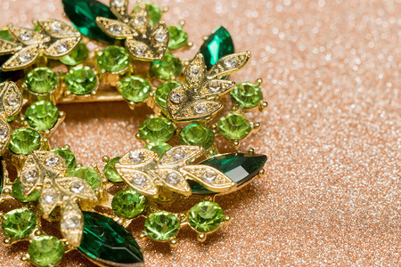 以花的形状装饰着绿色的宝石时装首饰图片