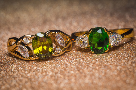 珍贵的金环装饰着绿色的石头zircona图片