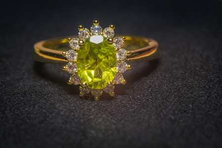 翡翠模特珍贵的金环橄榄绿宝石自然的附着背景
