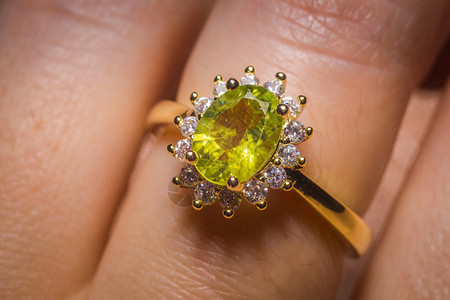 珍贵的金环橄榄绿宝石自然的附着图片